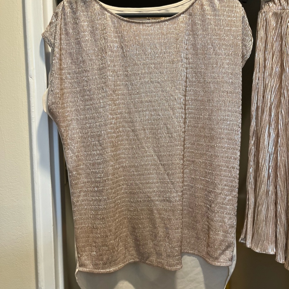 *NWT* Gold Metallic Women's Top